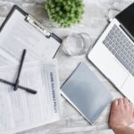 Welke verzekeringen moet een 18-jarige zelf afsluiten, en welke moet je als werkgever afsluiten