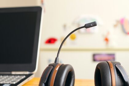 Waarom luisteren belangrijker is dan praten bij cold calling