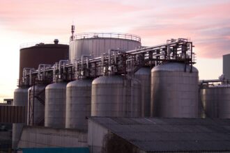 Waarom IBC afvullen uitbesteden de slimste keuze is voor groeiende industriële bedrijven